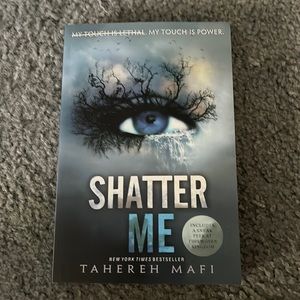 Shatter Me book by Tahereh Mafi.